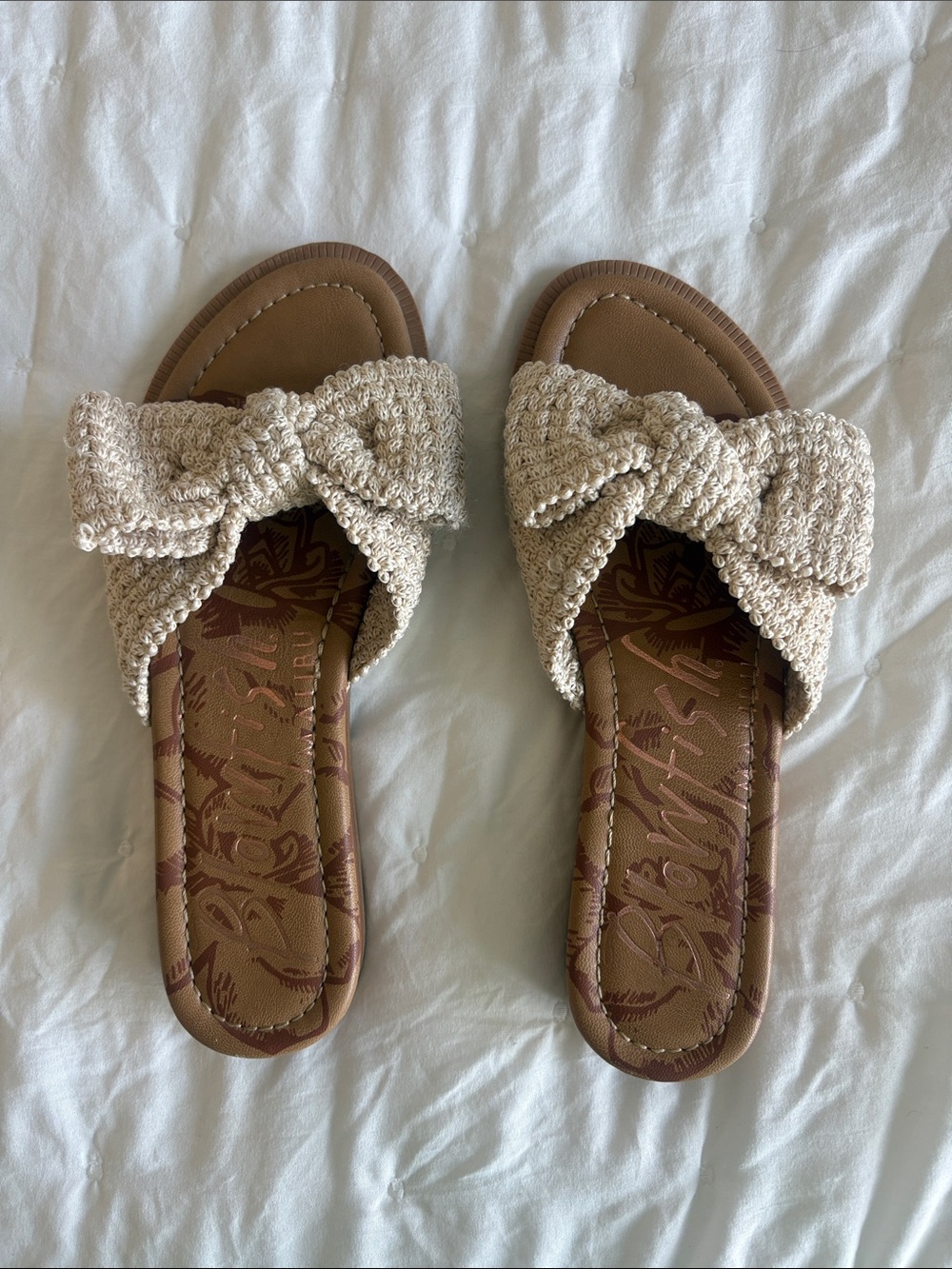 Crochet Bow Slide Sandals in Light Beige